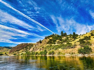 Madison nehir kıyısı bulut yansıması