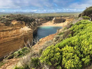 Port Campbell Ulusal Parkı. Körfeze tepeden bakan uçurumlarla