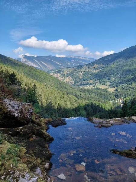 Alplerde doğal bir havuz. Soğuk su dinginlik için mükemmeldir.