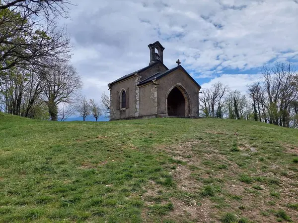 Fransa 'nın kırsal kesiminde küçük eski bir şapel.