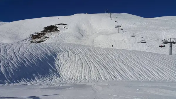 Güzel bir manzarada bir kayak asansörü.