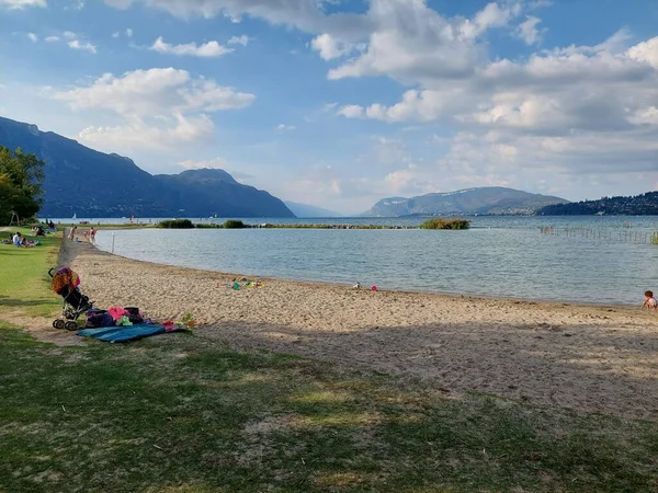 Lac du bourget 'da aile plajı, güneşli ve huzurlu.