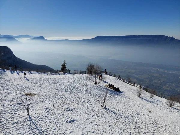İnsanlar Lac du bourget, Savoy, Alps, Fransa 'da harika manzaraların tadını çıkarıyorlar.