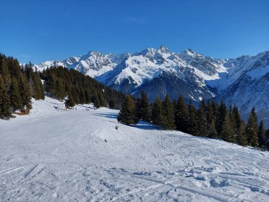 Görkemli alp manzarası, dağların manzarası, her yer kar. Bir kayak cenneti