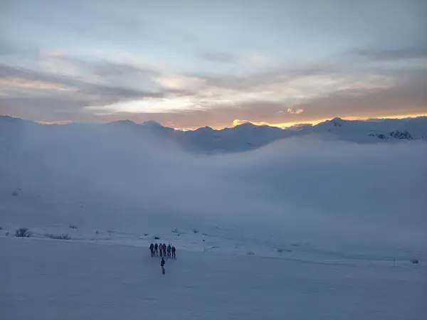 Günün sonunda birkaç kayakçı kayboldu.