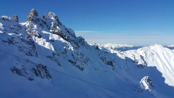 Güzel vahşi manzara, dağların tepelerinde çarpıcı bir manzara, karla kaplı dağlar.