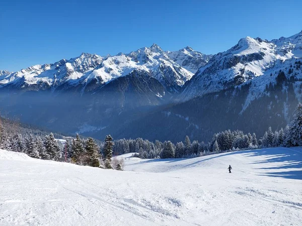 Görkemli alp manzarası, dağların manzarası, her yer kar. Bir kayak cenneti