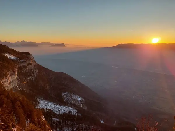 Alplerde güzel kış günbatımı. Işıklar eşsiz bir atmosfer sağlıyor. Renkler kırmızı, turuncu beyaz