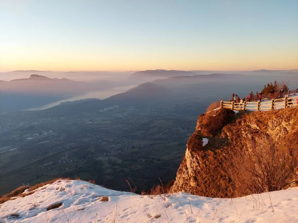 Alplerde güzel kış günbatımı. Işıklar eşsiz bir atmosfer sağlıyor. Renkler kırmızı, turuncu beyaz