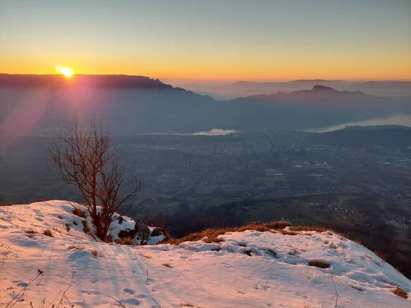 Alplerde güzel kış günbatımı. Işıklar eşsiz bir atmosfer sağlıyor. Renkler kırmızı, turuncu beyaz