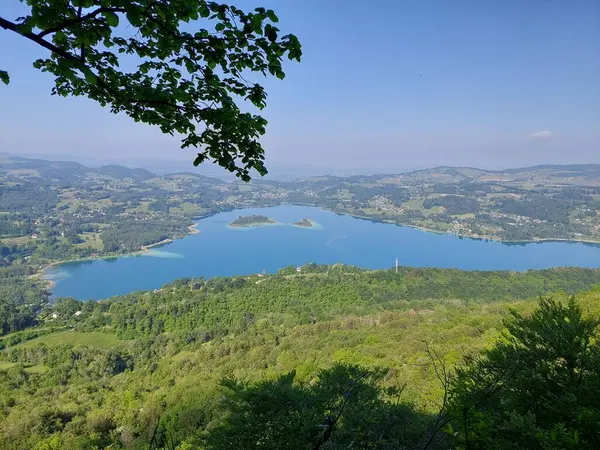 Savoy 'daki Aiguebelete Gölü, daha yüksek bir açıdan. Güzel renkler