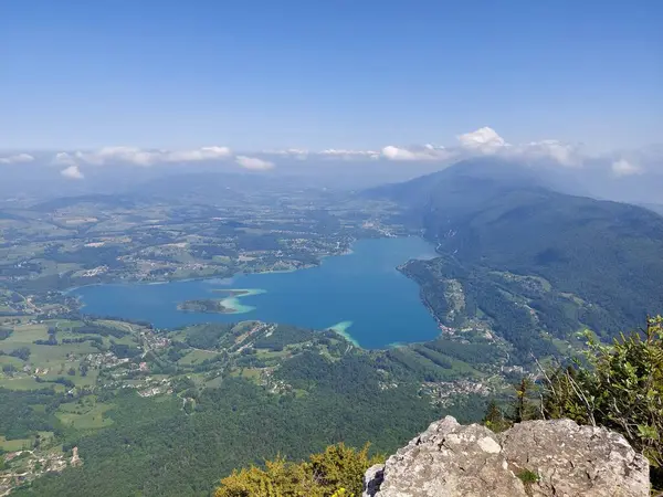 Savoy 'daki Aiguebelete Gölü, daha yüksek bir açıdan. Güzel renkler