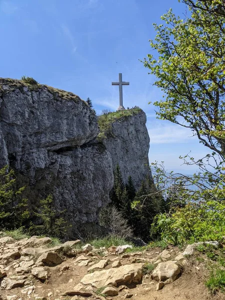 Croix du Nivolet, dağın tepesinde bir haç.