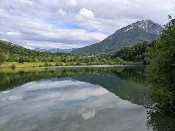Göldeki dağ yansıması. Les Bauges Massifleri, Savoy, Fransa
