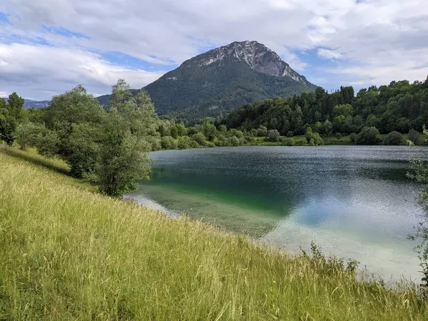 Göldeki dağ yansıması. Les Bauges Massifleri, Savoy, Fransa