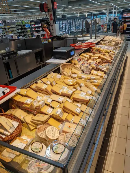Savoy süpermarketinde çok çeşitli Fransız peynirleri olan bir raf.