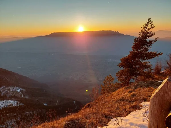 Alplerde güzel kış günbatımı. Işıklar eşsiz bir atmosfer sağlıyor. Renkler kırmızı, turuncu beyaz
