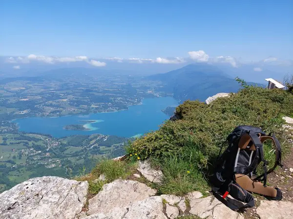 Savoy 'daki Aiguebelete Gölü, daha yüksek bir açıdan. Güzel renkler