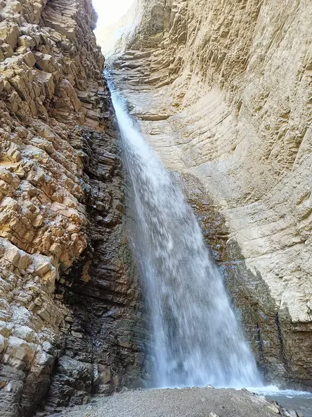 Dağlarda güzel bir şelale. Şelaleli bir dağ mağarası. Seyahat etmek için bir yer. Doğa.