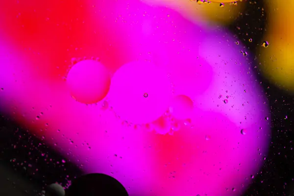 Soyut pembe arkaplanda kabarcıklar, suda yağ