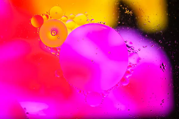  Soyut pembe arkaplanda kabarcıklar, suda yağ