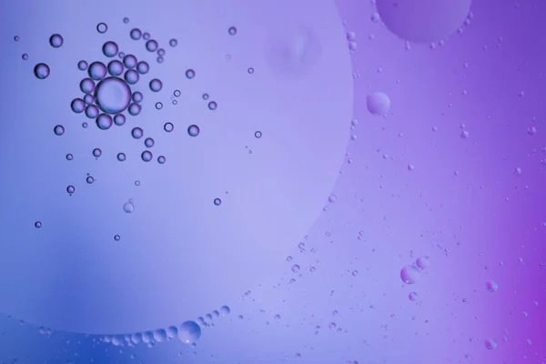Soyut arkaplanda kabarcıklar, suda yağ