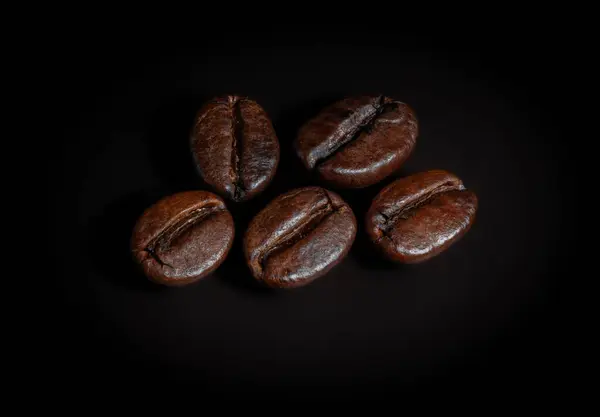 Kaffeebohnen Isoliert Auf Schwarzem Hintergrund — Stockfoto