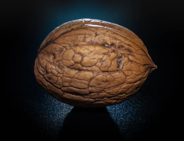 Siyah arka planda ceviz. Siyah bir masada ceviz