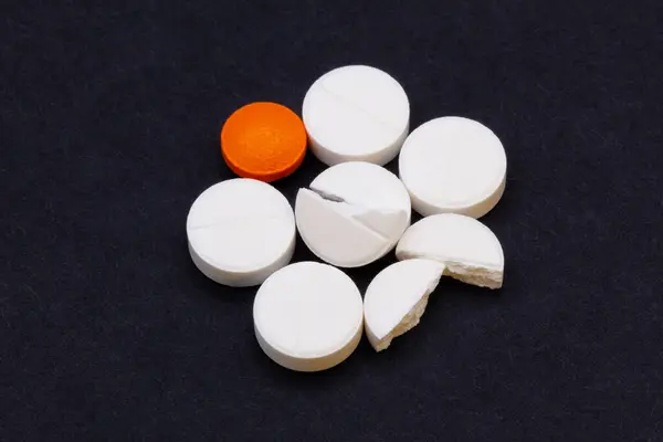 Tıbbi ilaçlar ve kapsüller masada. Mavi zemin üzerinde haplar ve metin için boşluk