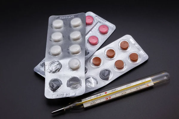 Tıbbi ilaçlar ve kapsüller masada. Mavi zemin üzerinde haplar ve metin için boşluk