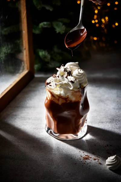 Bir Bardak Sıcak Çikolata Üzerine Krema Sürülmüş Üzerinde Eritilmiş Çikolata — Stok fotoğraf