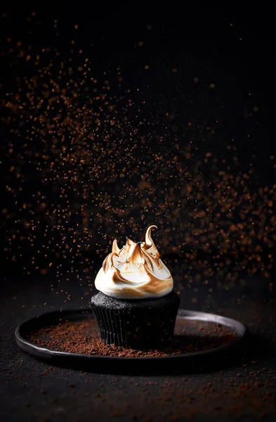 Single Chocolate Cupcake Meringue Frosting Surrounded Cacao Thrown Air Dark — Stock Photo, Image