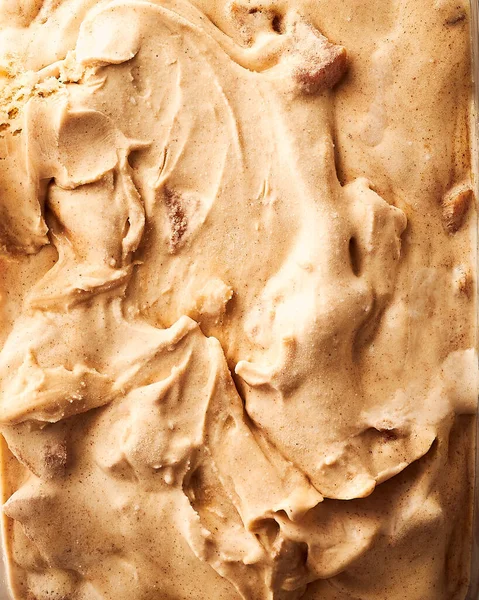 Tarçınlı dondurmanın yakın plan görüntüsü. Doğal ve mükemmel bir şekilde kusurlu. Bir sürü kumaş ve parıltı. Şatafatlı bir his. Soğuğun soğukluğunu göstermek için biraz buz görülebilir. Yukarıdan bakıldığında dikey makro resim.