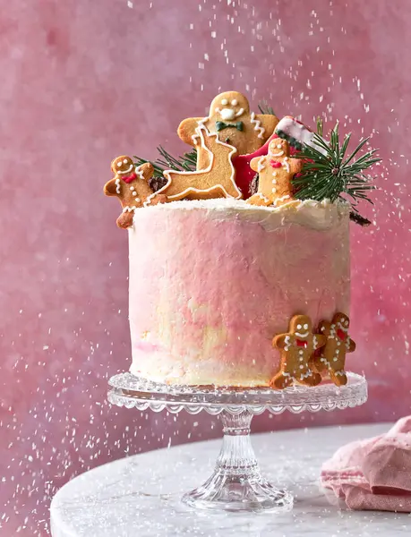 Розовый Высокий Торт Рождественскими Украшениями Стеклянном Торте Стоять Мраморном Столе — стоковое фото