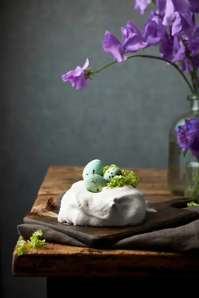 Pequeño Merengue Pavlova Cubierto Con Pequeños Huevos Pascua Una Mesa —  Fotos de Stock