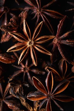 Resim çerçevesini tamamen dolduran yıldız anasonunun (makro çekim) detaylandırılmış hali. Güzel ışık.