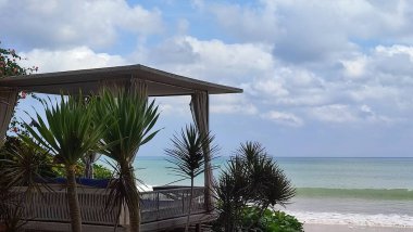 Beyaz kumlu tropik plaj.