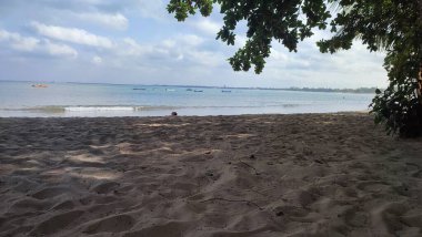 Beyaz kumlu tropik plaj.