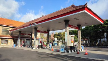 Endonezya 'daki Pertamina benzin istasyonlarının fiyat listesi. bbm pertalite, pertamax, solar petroldür. pertamina gaz ve petrol sanayiinin ekonomi şirketi.