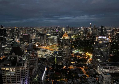 Gece kendini Bangkok 'un manzarasına daldır, yüksek bir binanın manzarasına..