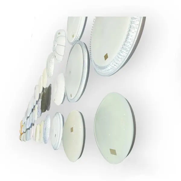 吊灯套 漂亮的家居装修 各种吊灯可供选择 您会满意的 在白色背景上隔离的空陶瓷盘 — 图库照片