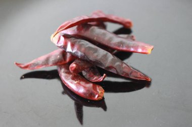 Büyük kurutulmuş kırmızı biber doğal bir yöntemle kurutulur. Siyah arkaplanda kırmızı biber