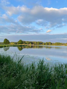Göl üzerindeki mavi bulutlu gökyüzü