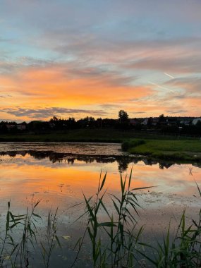 Gölün üzerinde turuncu gün batımı