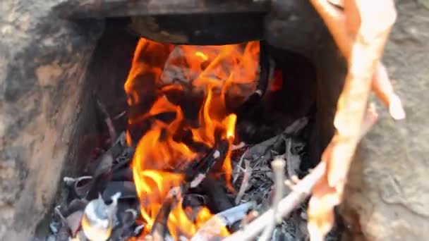 Zbliżenie Płonącego Ogniska Iskrzy Ogień Cząstki Czarnym Tle Dymem Płonący — Wideo stockowe