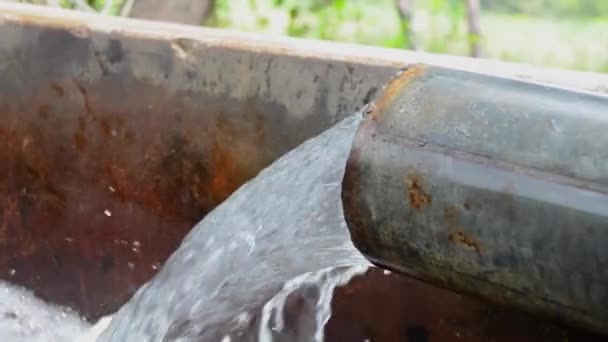 Filmagem Fhd Água Saindo Tubo Tubo Poço Conceito Fornecer Água — Vídeo de Stock