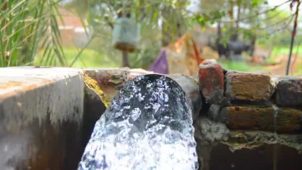 Filmagem Fhd Água Saindo Tubo Tubo Poço Conceito Fornecer Água — Vídeo de Stock