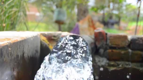 Fhd Cuplikan Air Keluar Dari Pipa Tabung Sumur Konsep Penyediaan — Stok Video