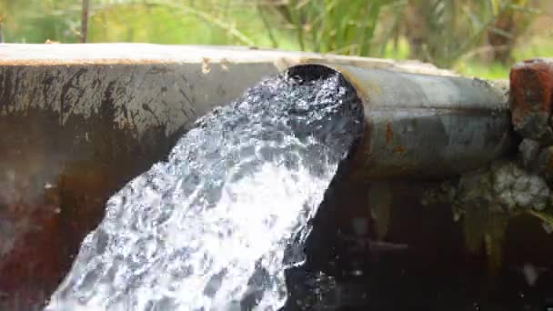 管の井戸からの水のFhd映像 畑に水を供給するコンセプト 農場に水を供給するための工業技術コンセプト — ストック動画