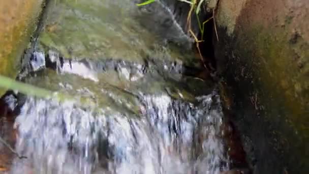 Nagranie Fhd Wodą Wydobywającą Się Rury Rurowej Koncepcja Dostarczania Wody — Wideo stockowe